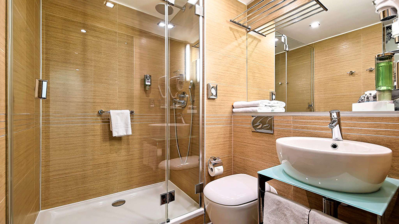 Mercure Gdansk Stare Miasto Bradrum med badkar, toalett och handfat i modern stil- Mercure Gdansk Stare Miasto