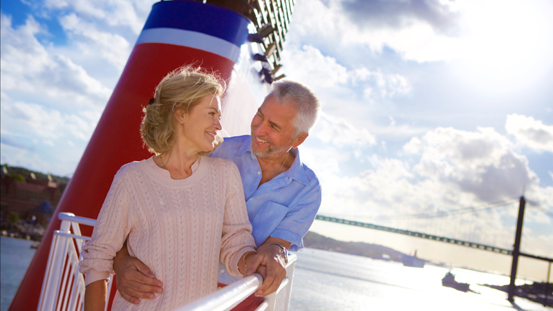 Man och kvinna vid relingen p� �ver d�ck ombord p� Stena Lines f�rja.