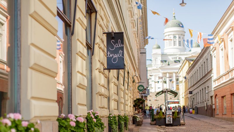 G�gata i Helsingfors med domkyrkan i bakgrunden p� sommaren.