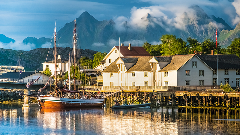 Fiskeb�t och vit villa i Svolvaer, Lofoten