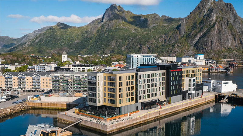 Thon hotel Svolvaers fasad med berg i bakgrunden.